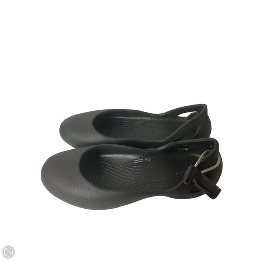 Shoes Flats By Crocs In Black, Size: 6
