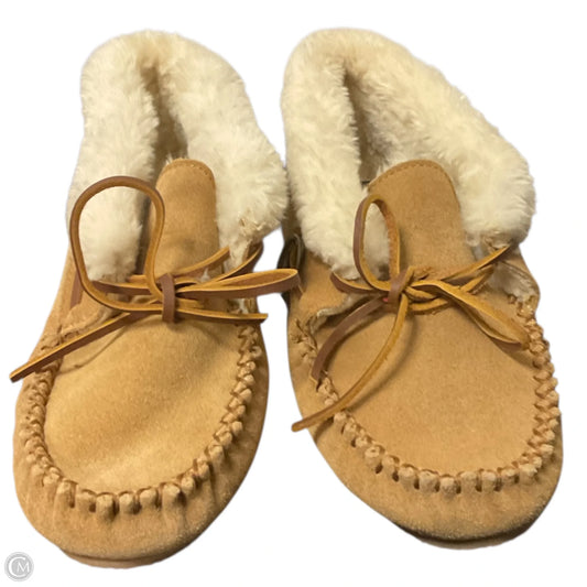 Shoes Flats By Minnetonka In Tan, Size: 6