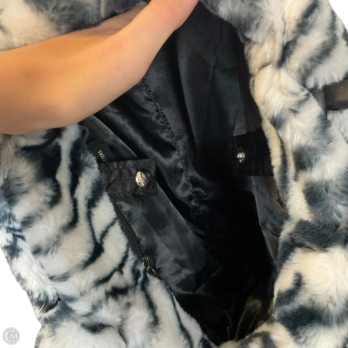 Handbag By Urban Outfitters, Size: Medium