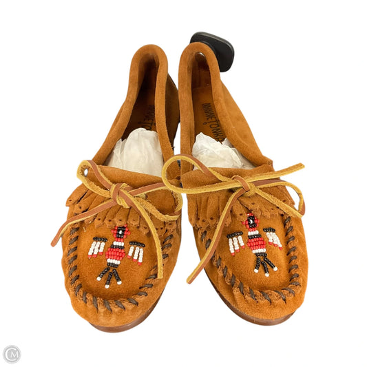 Shoes Flats By Minnetonka In Brown, Size: 7.5