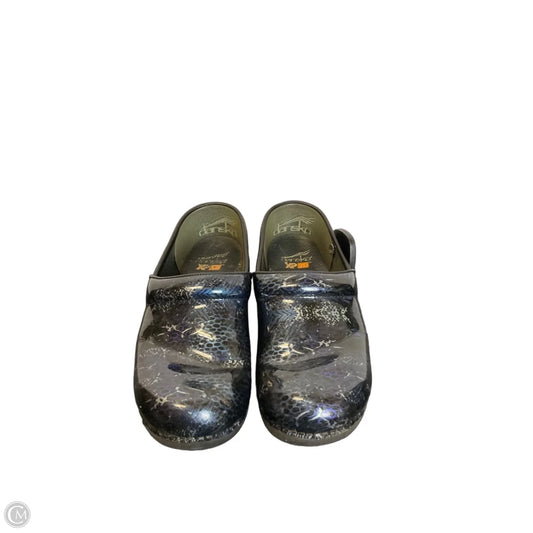 Shoes Flats By Dansko In Blue, Size: 7.5