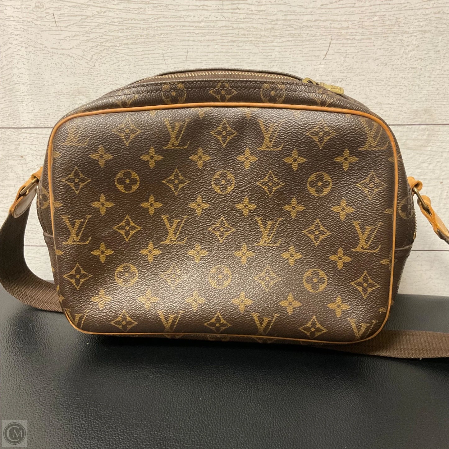 Crossbody Luxury Designer By Louis Vuitton, Size: Medium