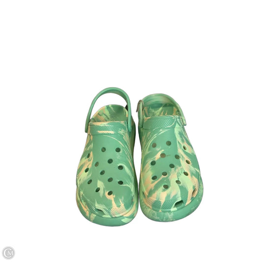 Shoes Flats By Crocs In Green, Size: 9