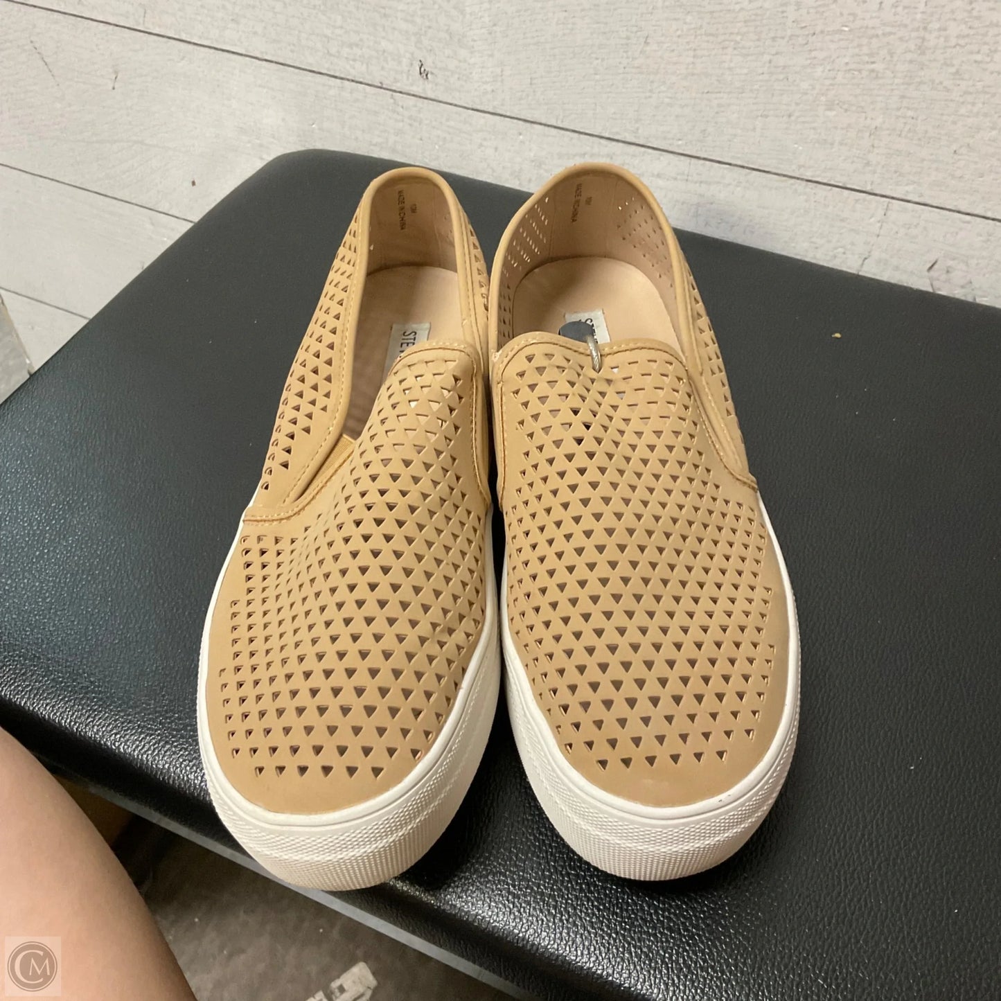 Shoes Flats By Steve Madden In Tan, Size: 10