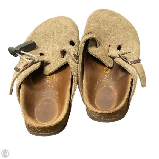 Shoes Flats By Birkenstock In Tan, Size: 7