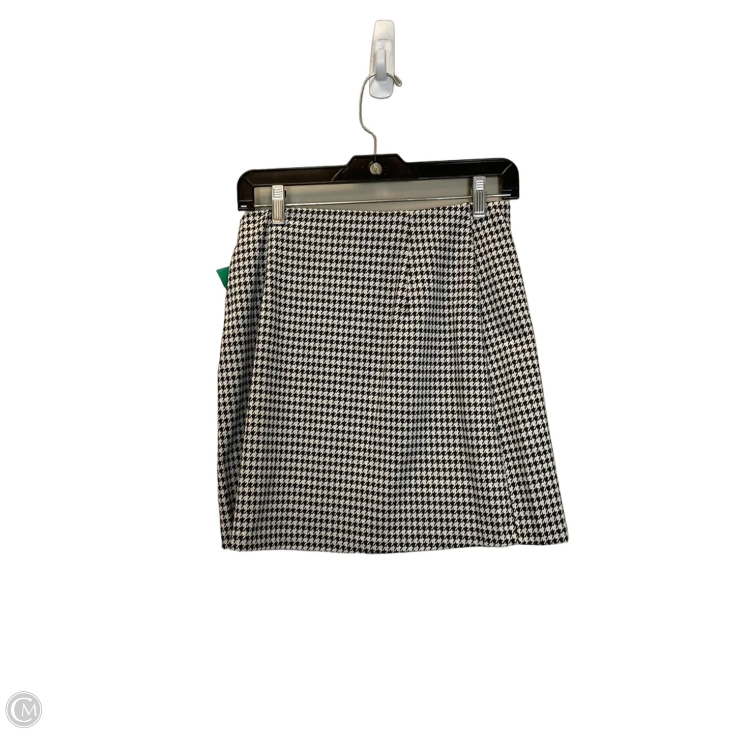 Skirt Mini & Short By Divided In Black & White, Size: S